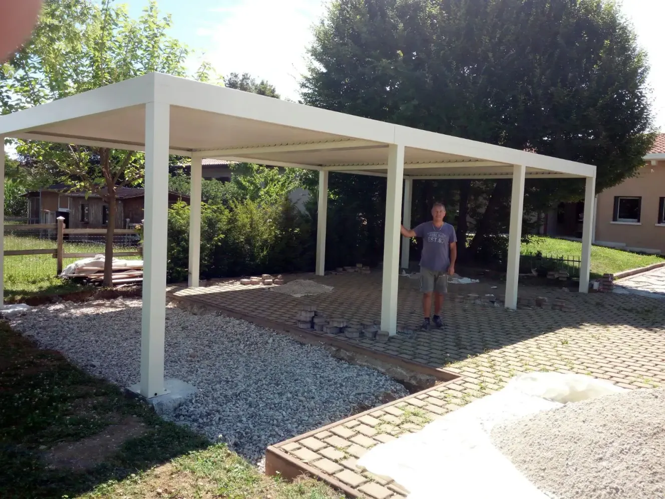 Tecnozen foto di una grande pergola bioclimatica orientabile 4.0