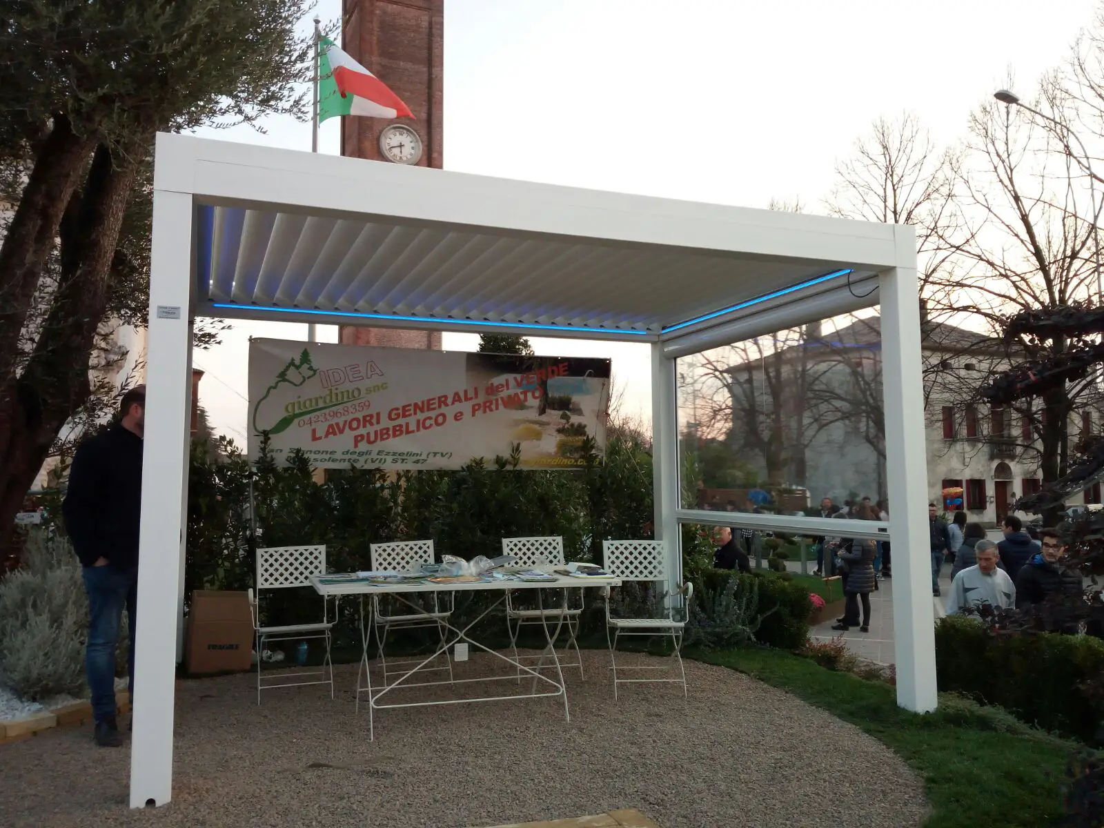 Tecnozen foto di pergola bioclimatica orientabile 4.0 durante un evento con chiusura laterale trasparente