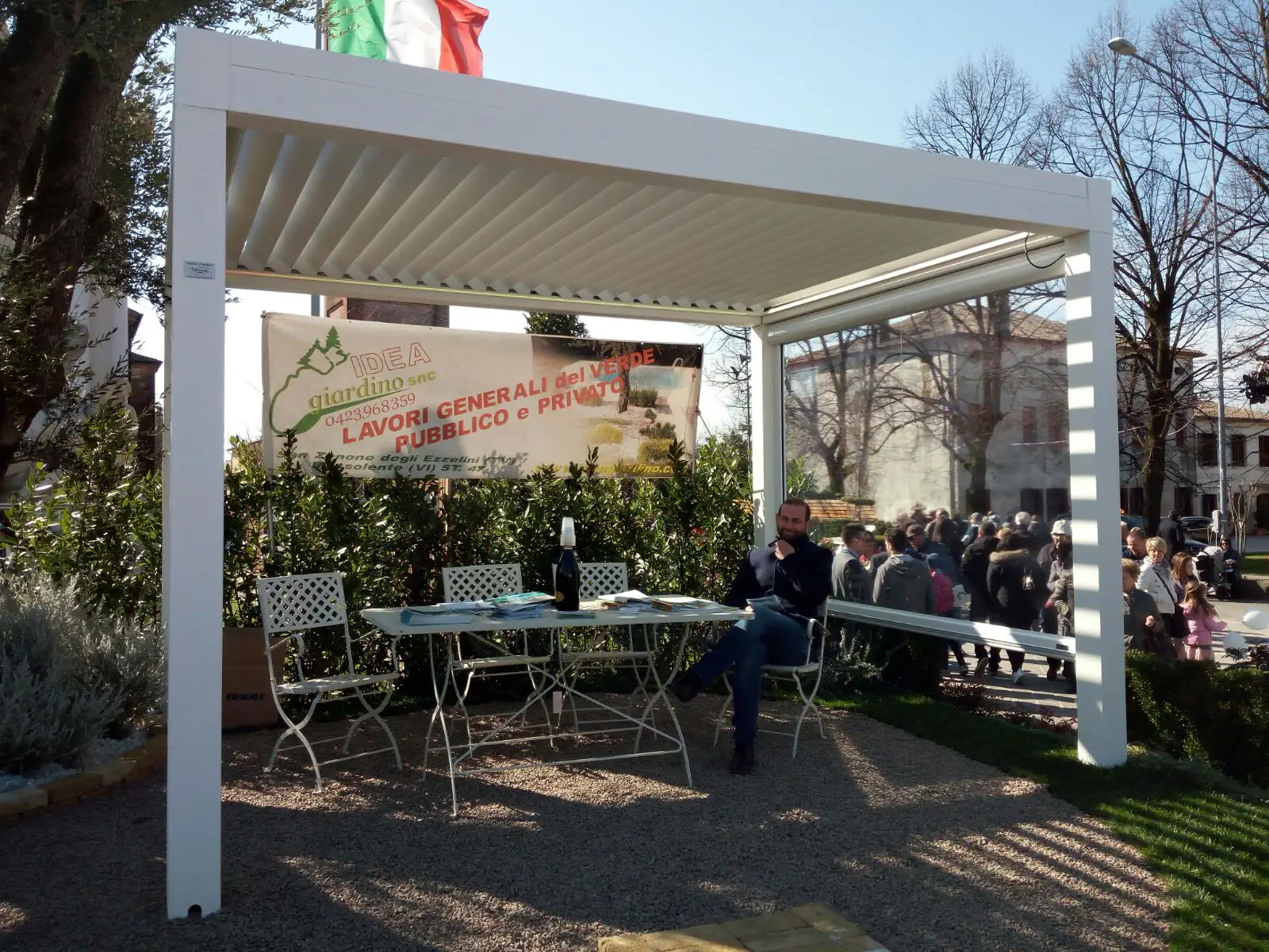 Tecnozen foto di pergola bioclimatica orientabile 4.0 utilizza come stand durante un evento