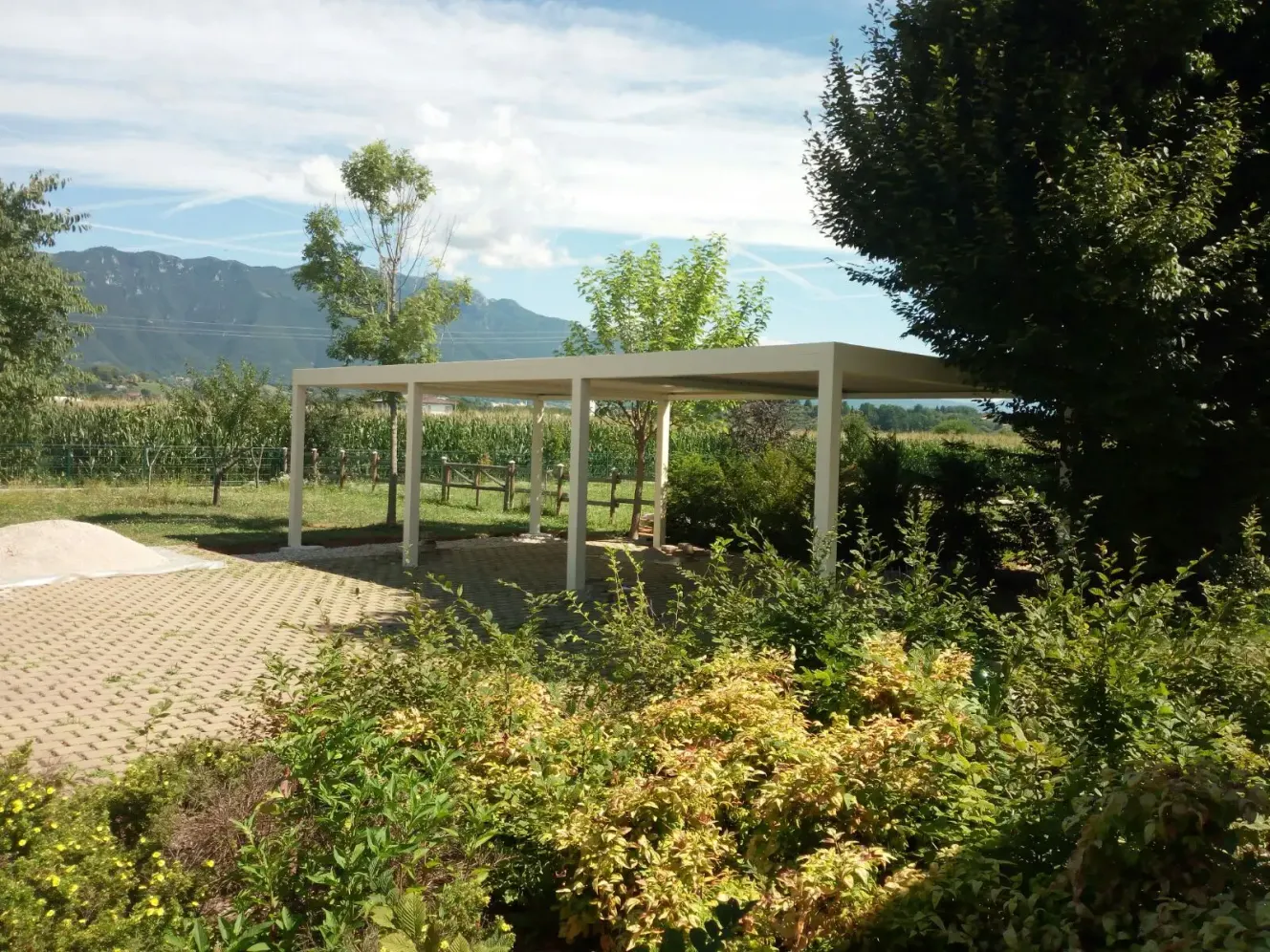 Tecnozen foto di pergola bioclimatica orientabile 4.0 su una casa in mezzo il verde