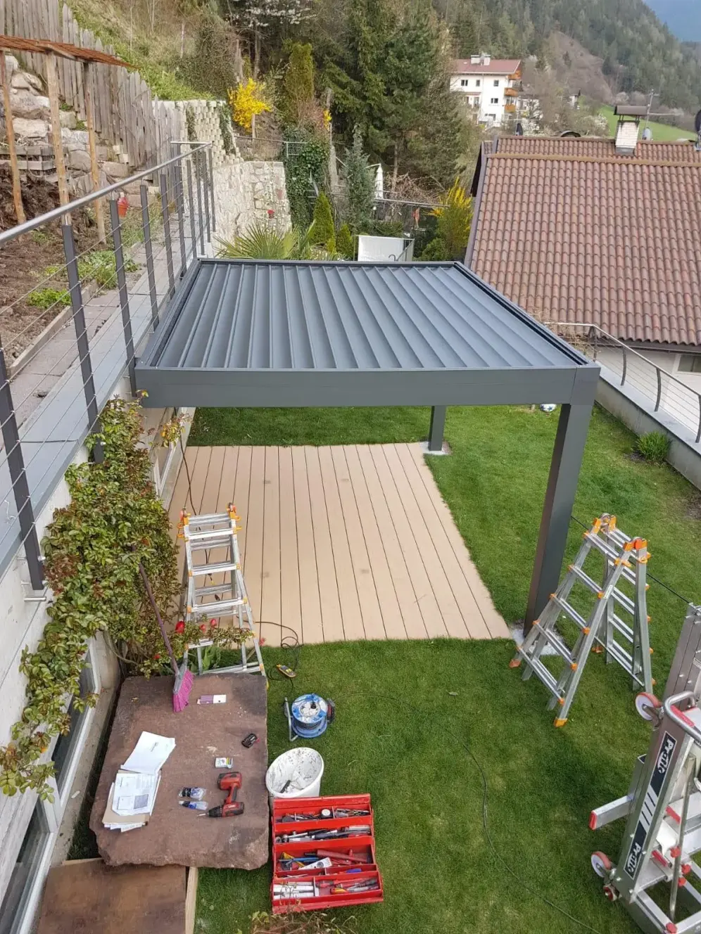 Tecnozen foto di pergola bioclimatica orientabile 4.0 Con piano in legno su giardino