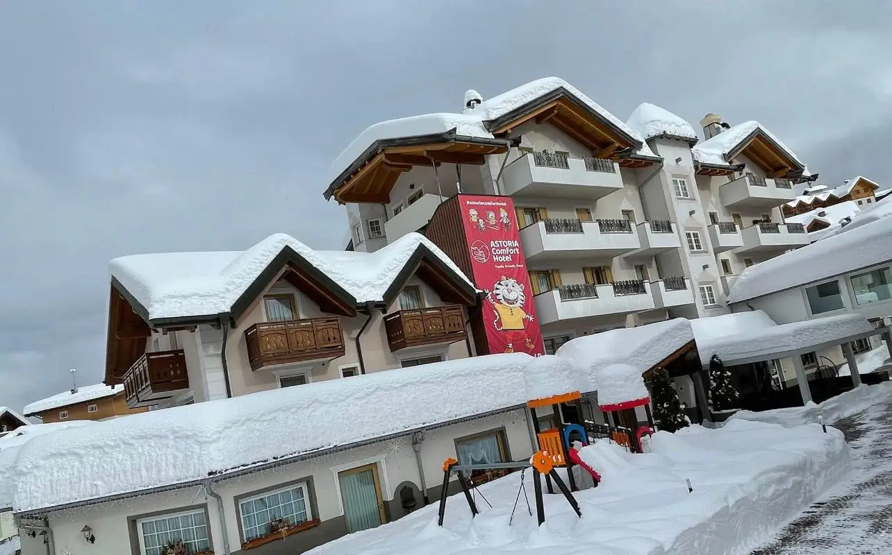 Installazione di una pergola bioclimatica orientabile snow 150 su un hotel in montagna