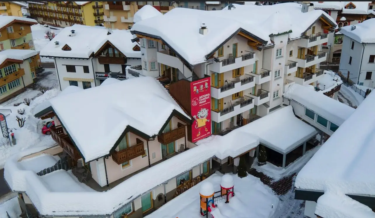 Installazione di una pergola bioclimatica orientabile snow 150 su un hotel in montagna